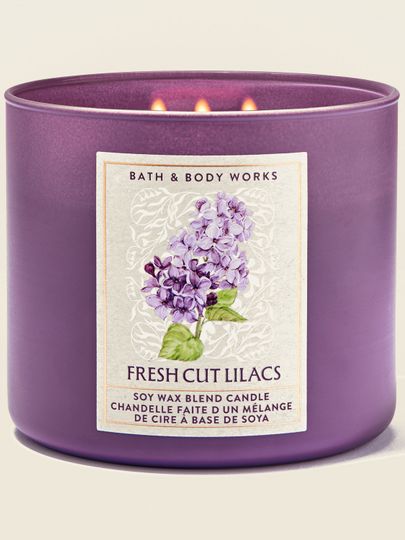 Lumânare parfumată cu 3 fitiluri Bath & Body Works Fresh Cut Lilacs, în recipient mat violet.