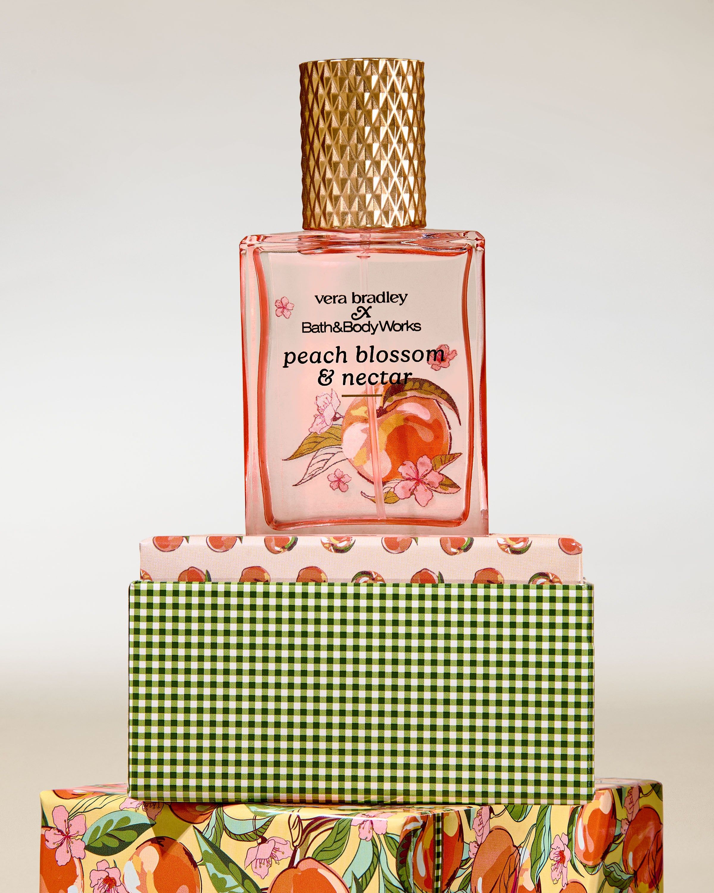 Bath & Body Works Peach Blossom & Nectar – parfum într-un flacon elegant roz cu capac auriu.