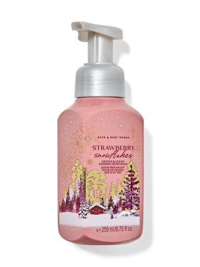 Pěnové mýdlo na ruce Strawberry Snowflakes v růžové lahvi se zimní krajinou a chaloupkou. Bath&Body Works.