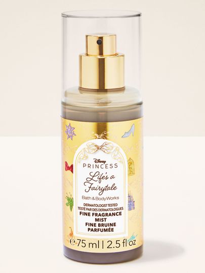 Mini spray parfumat Life’s a Fairytale de la Bath & Body Works, în flacon auriu strălucitor cu detalii de prințese.