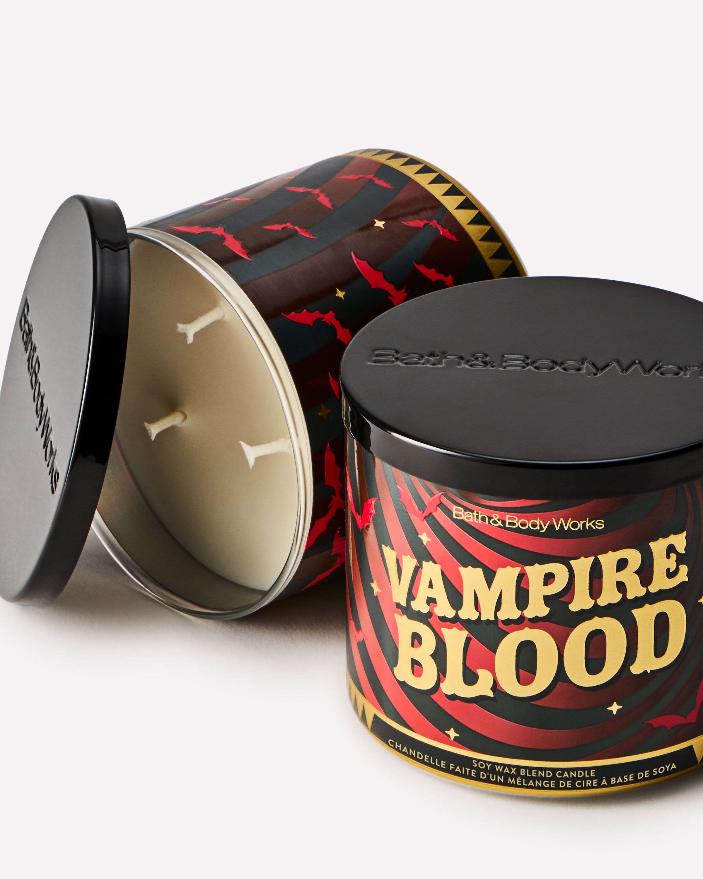 Lumânare parfumată Bath & Body Works Vampire Blood într-un borcan decorativ cu capac negru