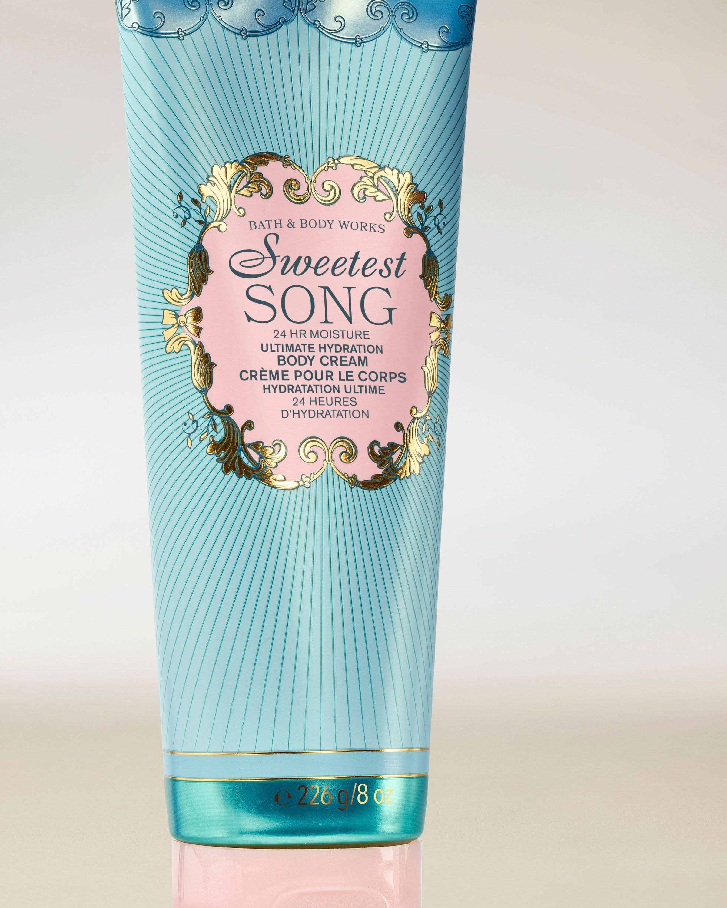 Cremă de corp Sweetest Song Bath & Body Works într‑un tub turcoaz cu etichetă decorativă