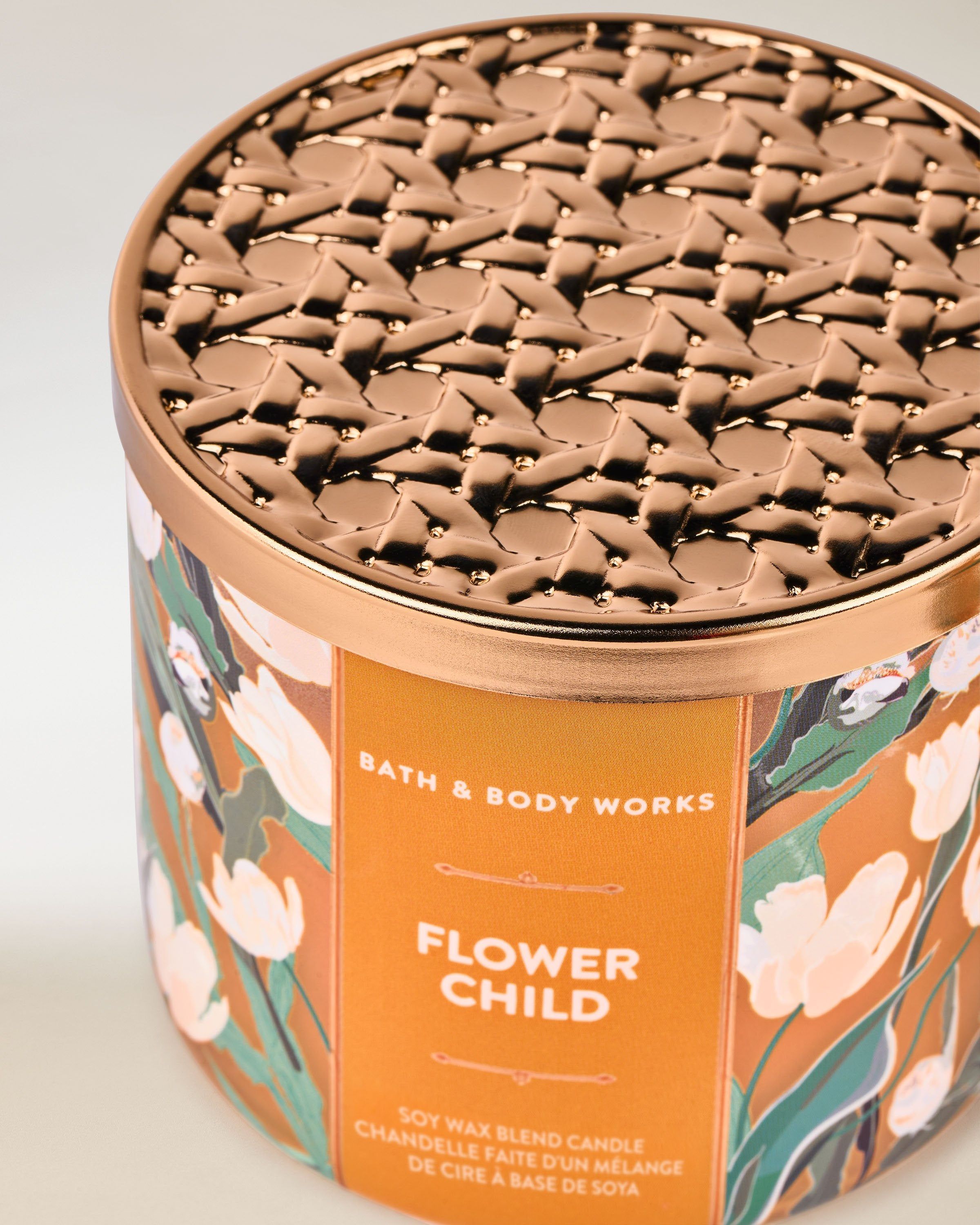Bath & Body Works Flower Child – lumânare florală cu capac auriu decorativ și design colorat.
