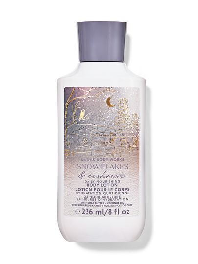 Bílé tělové mléko s motivem zimní noci a nápisem "Snowflakes & Cashmere", Bath & Body Works.