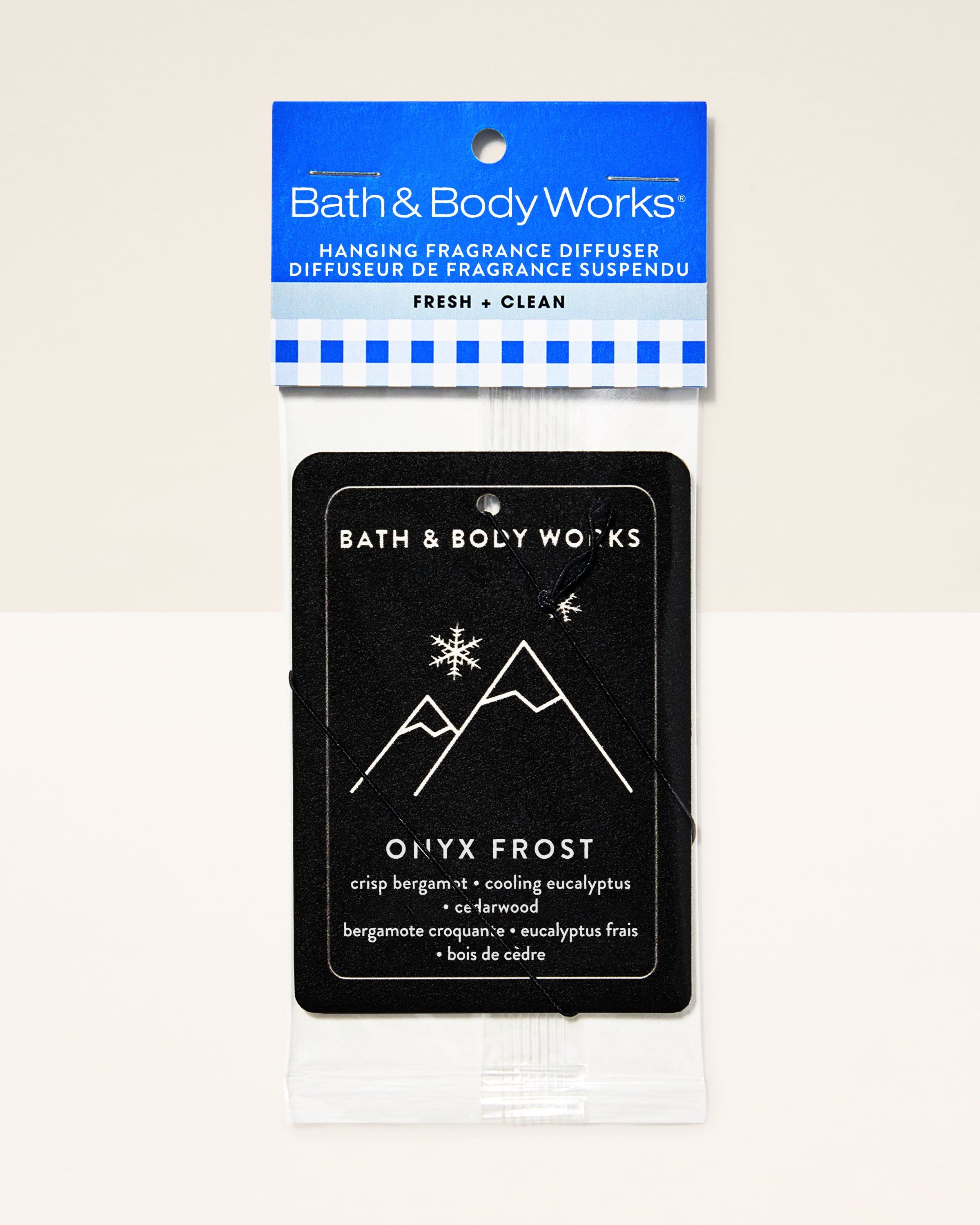 Parfum auto Onyx Frost de la Bath & Body Works în ambalaj Fresh + Clean, design negru cu munți.