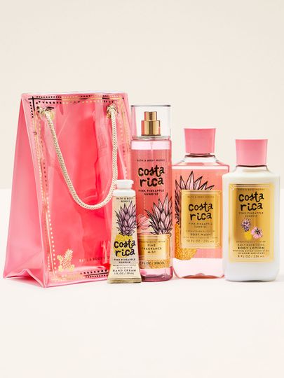 Set Costa Rica Pink Pineapple Sunrise cu o sacoșă roz și patru produse de îngrijire în stil tropical.