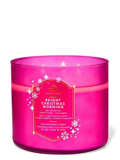 Vonné svíčky „Bright Christmas Morning” v růžovém skle s etiketou se sněhovými vločkami, Bath & Body Works.