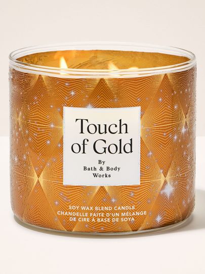 Lumânare Bath & Body Works Touch of Gold cu trei fitiluri, în borcan auriu cu model Art Deco.
