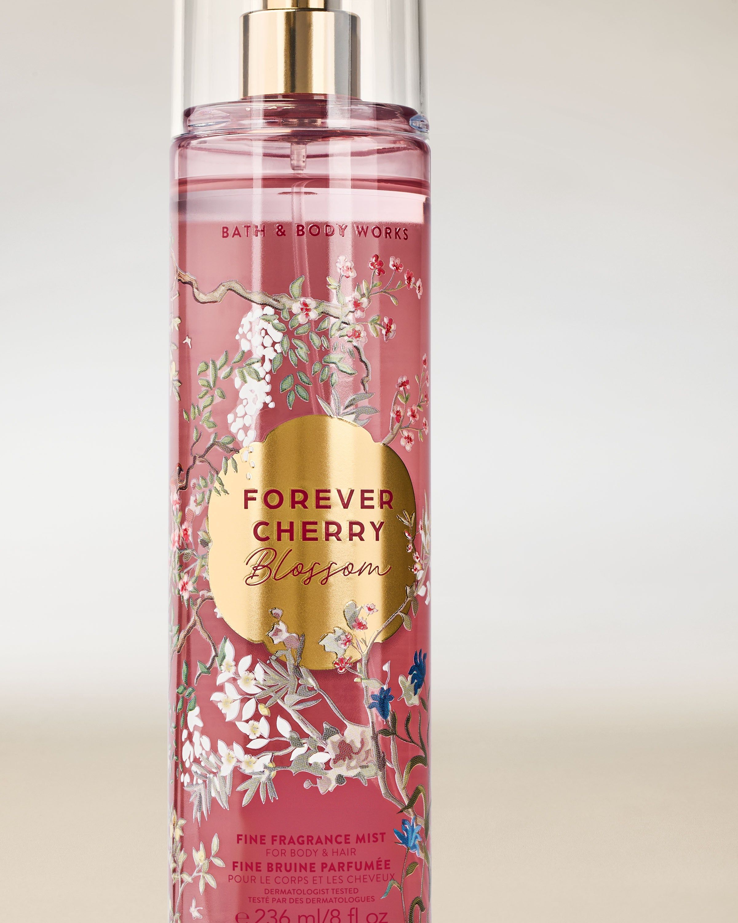 Spray parfumat Bath & Body Works Forever Cherry Blossom 236 ml, în flacon roz cu pulverizator.