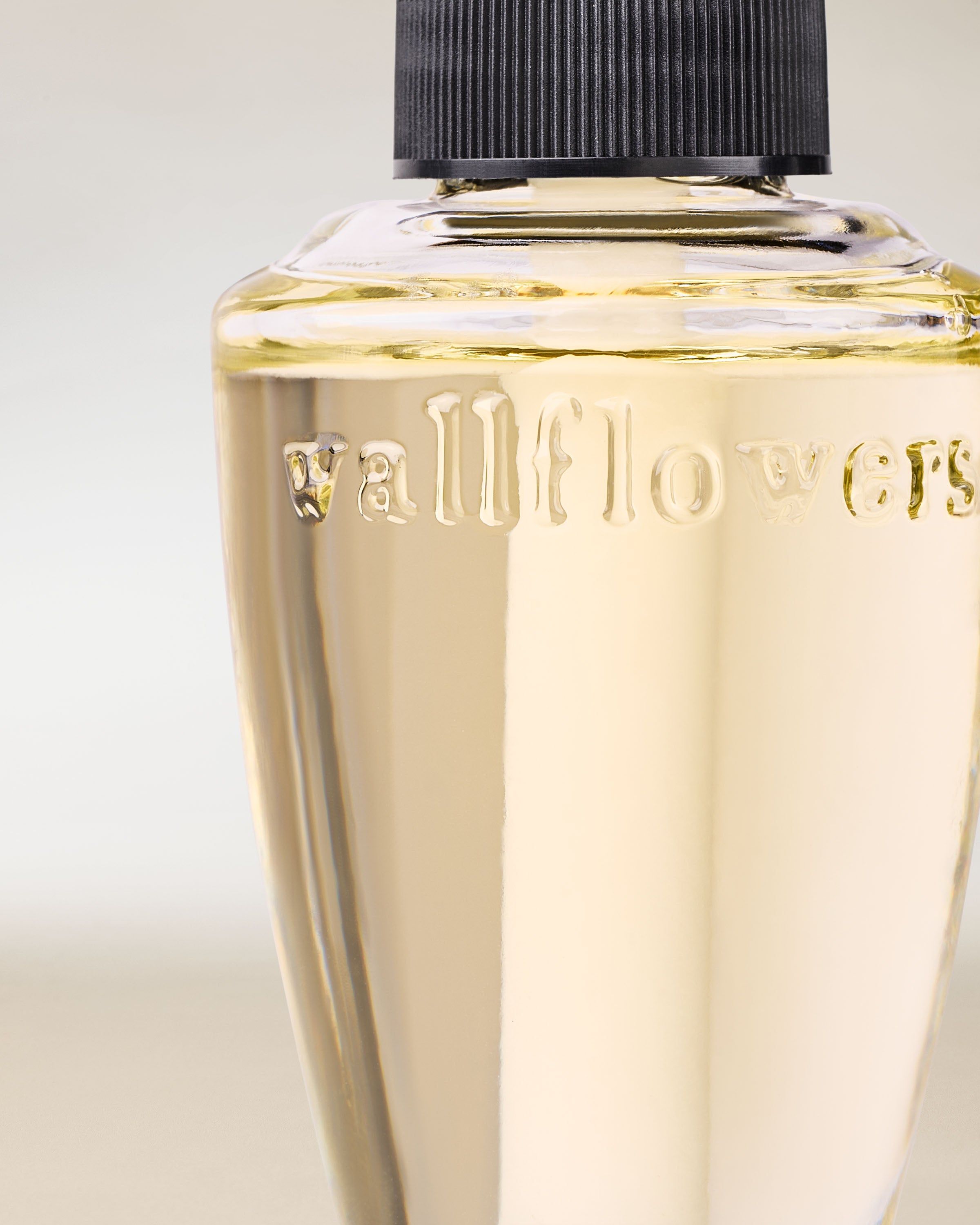 Bath & Body Works Wallflowers – rezervă luminoasă cu logo embosat în sticluță elegantă și minimalistă.