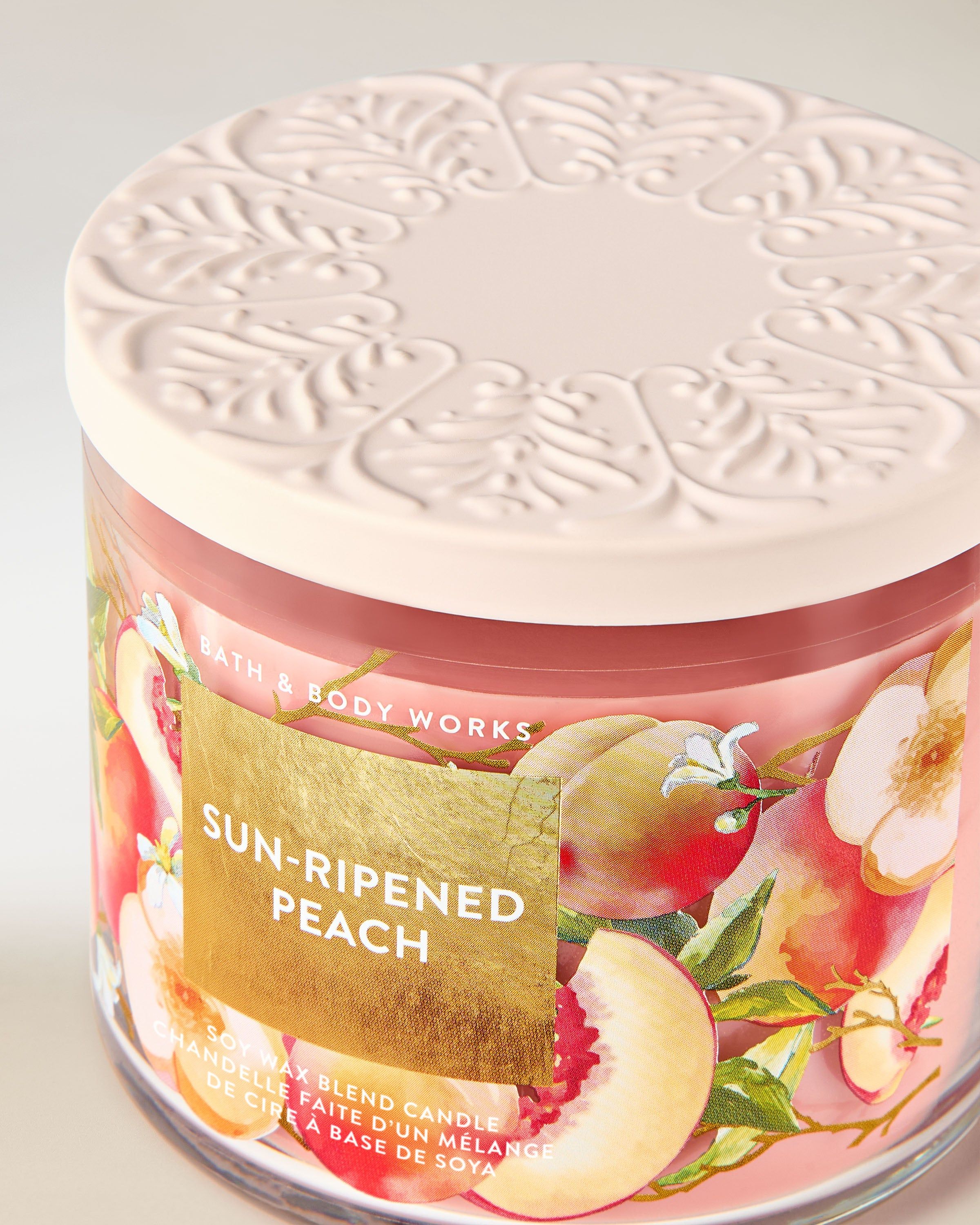 Bath & Body Works Sun‑Ripened Peach – lumânare cu capac embosat deschis și motiv suculent de piersici