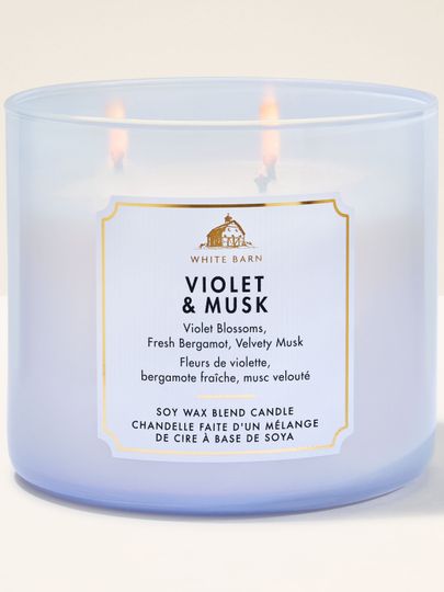 Lumânare parfumată cu 3 fitiluri White Barn Violet & Musk, în recipient mat lila deschis.