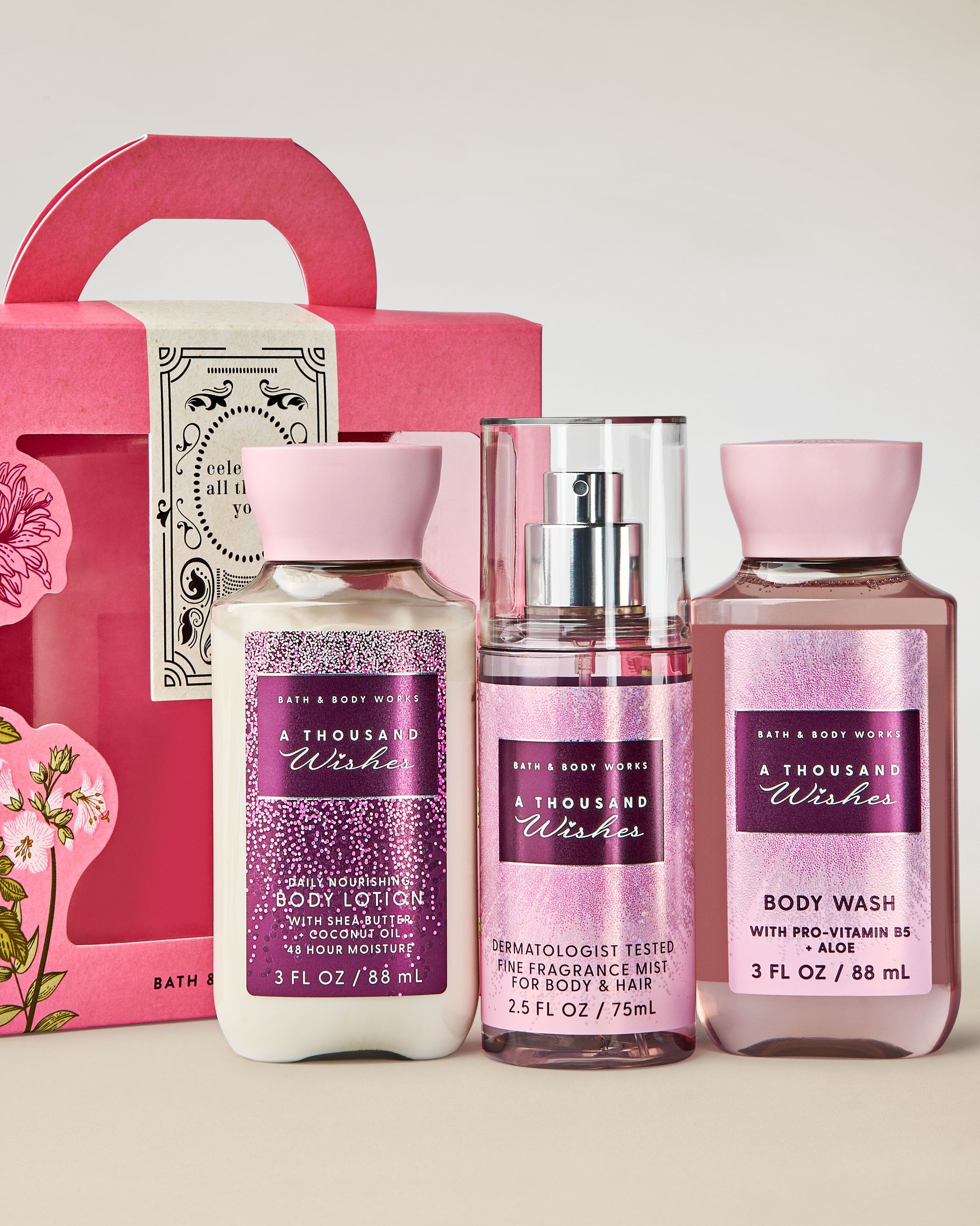 Set cadou Bath & Body Works A Thousand Wishes cu spray parfumat, gel de duș și loțiune de corp, în cutie cu mâner.