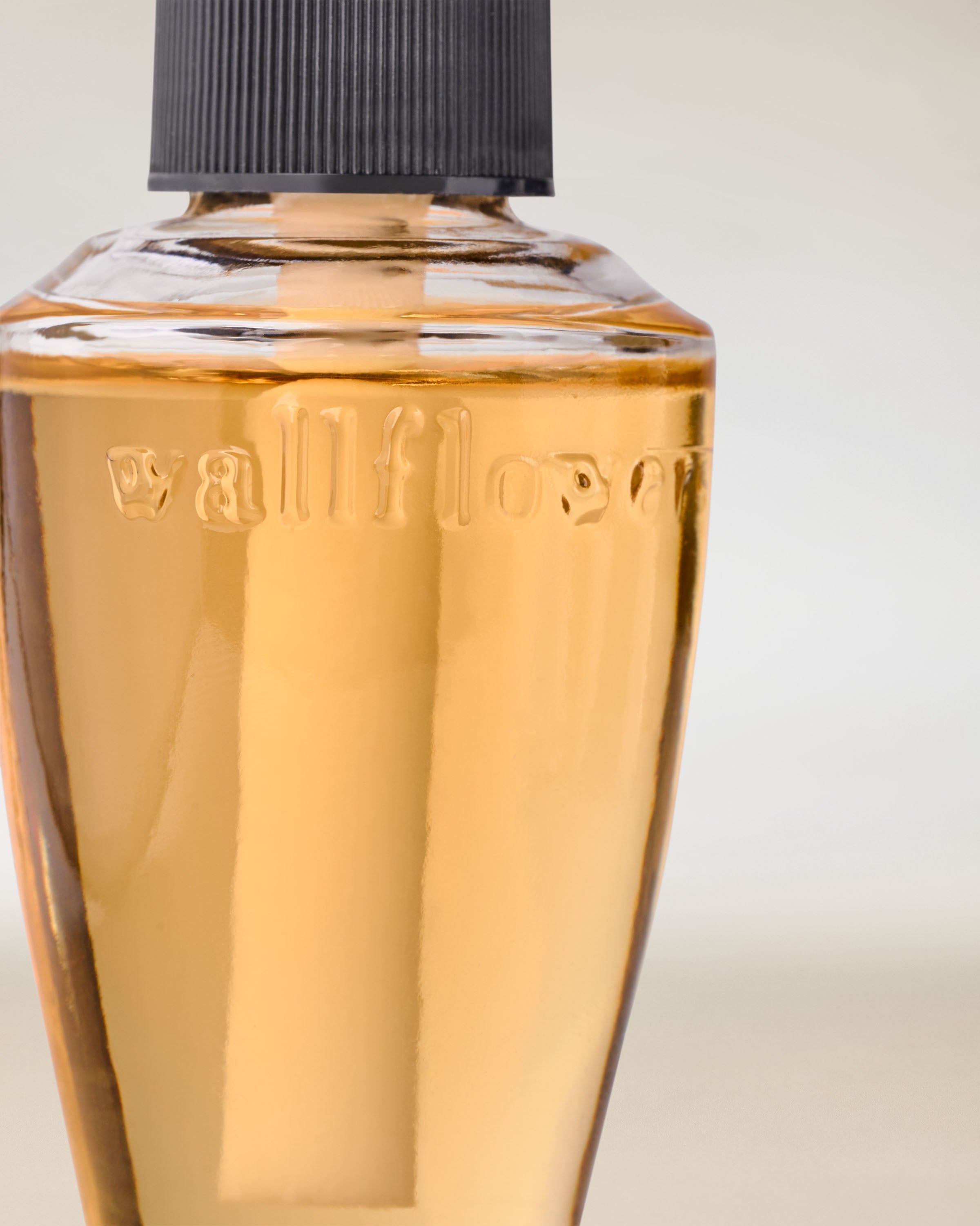 Reumplere Wallflowers cu lichid auriu în sticluță elegantă pentru parfumarea casei.