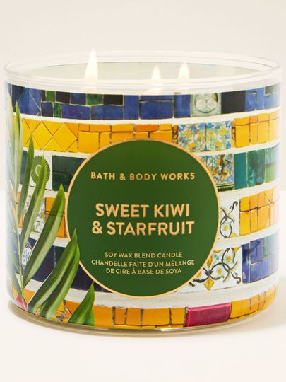 Lumânare cu 3 fitiluri Sweet Kiwi & Starfruit, cu etichetă mozaic colorată și aromă fructată.
