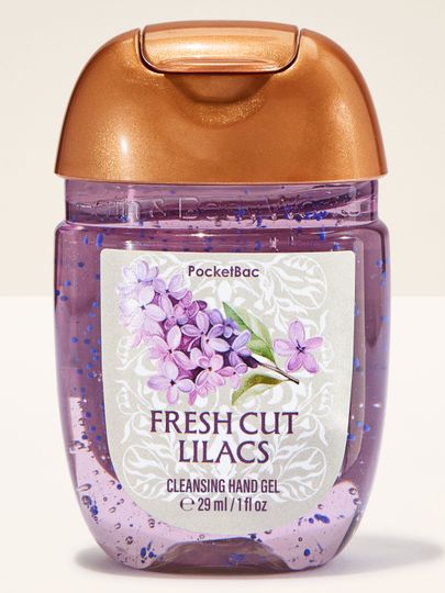 Bath & Body Works Fresh Cut Lilacs PocketBac – gel dezinfectant pentru mâini într-un flacon mov cu etichetă florală.