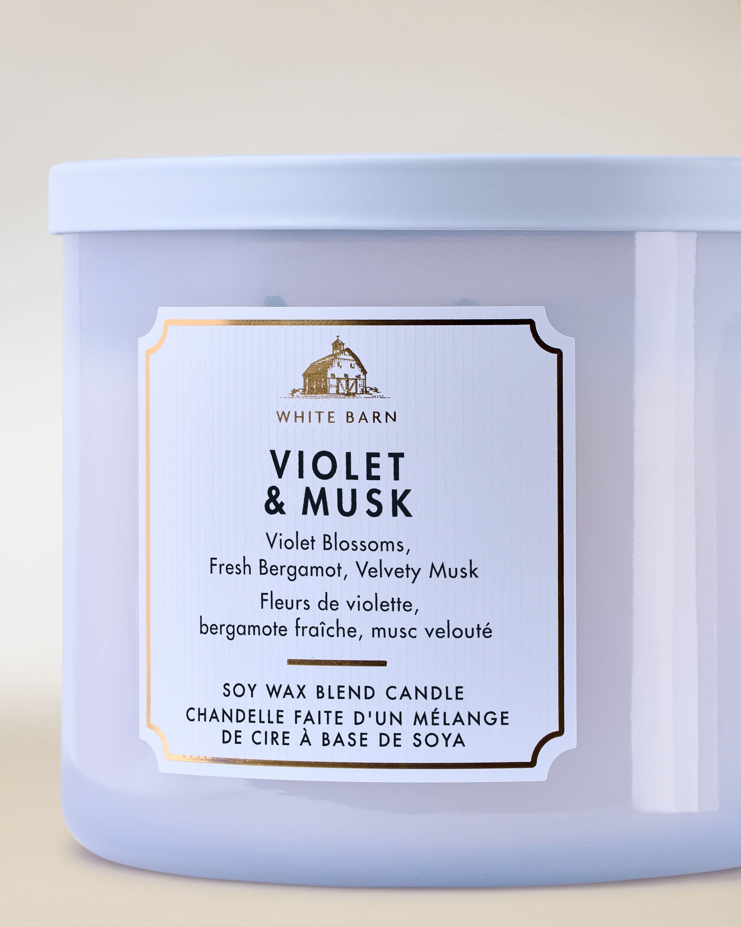 Lumânare parfumată cu 3 fitiluri White Barn Violet & Musk, în recipient mat lila deschis.
