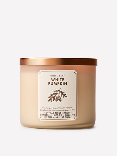 Lumânare parfumată White Barn White Pumpkin din amestec de ceară de soia, 3 fitiluri