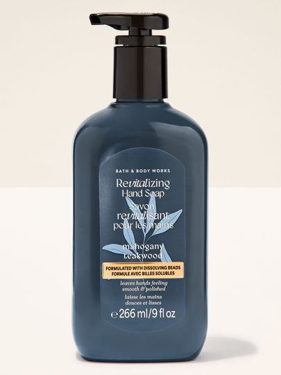 Gel pentru mâini Bath & Body Works Mahogany Teakwood 266 ml, în flacon gri închis cu pompă.