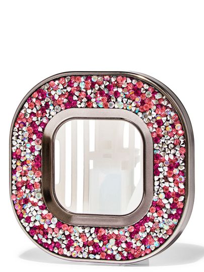 Vánoční pouzdro na disk do auta ve tvaru písmene "O", osázené růžovými a stříbrnými kamínky, Bath & Body Works.