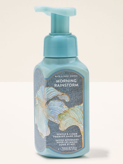 Spumă pentru mâini Bath & Body Works „Morning Rainstorm” — sticlă turcoaz cu motiv vegetal auriu.