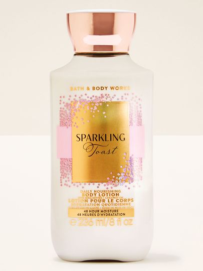 Loțiune Sparkling Toast Bath & Body Works în sticlă albă cu etichetă aurie și accente roz