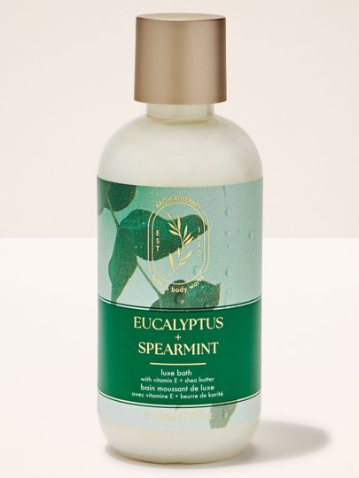 Spumant de baie de lux Bath & Body Works "Eucalyptus + Spearmint" în sticlă crem cu etichetă verde.