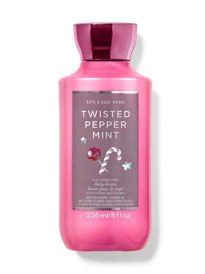 Růžové tělové mléko s motivem vánoční hole a nápisem "Twisted Peppermint", Bath & Body Works.
