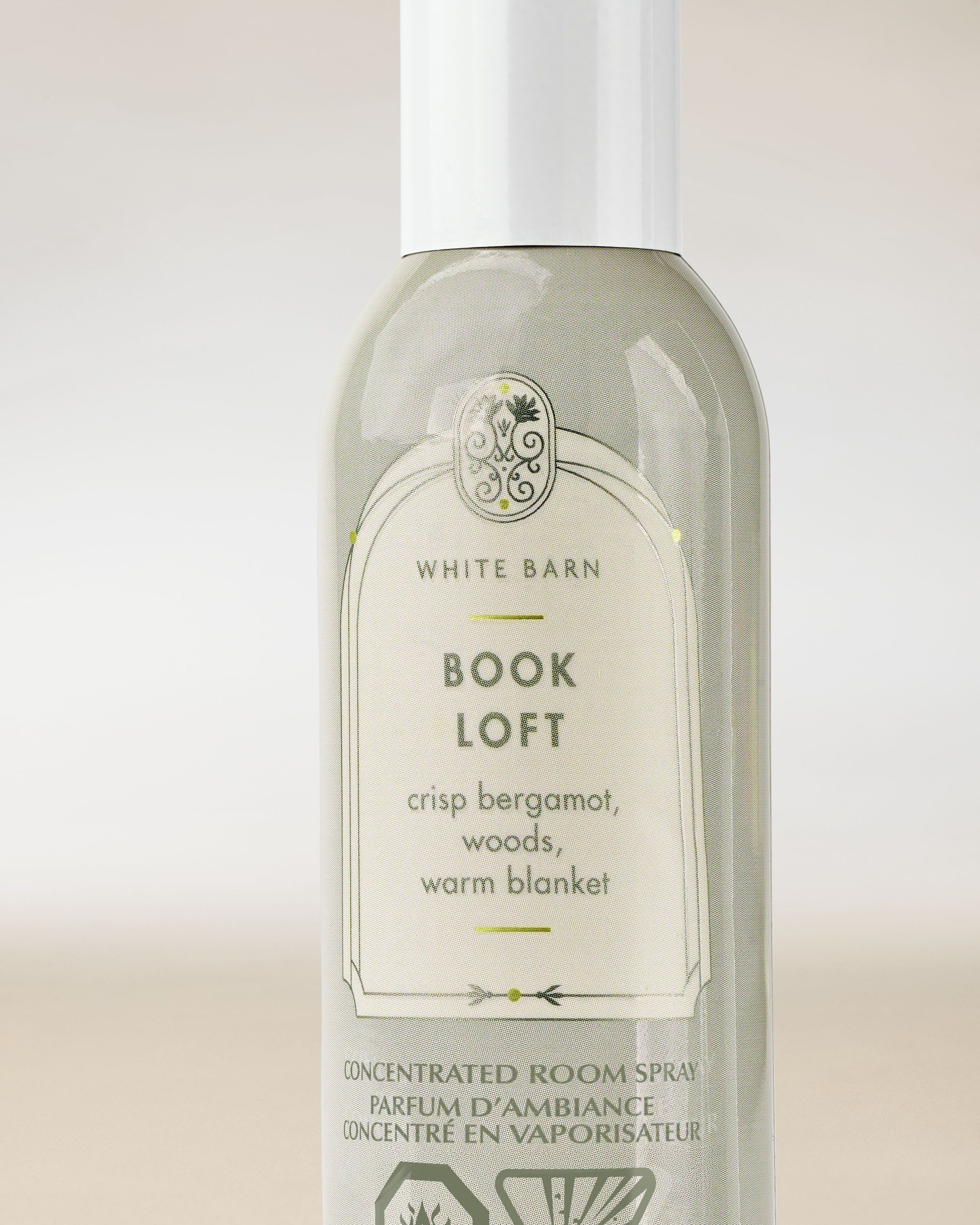 White Barn Book Loft – spray de cameră bej‑gri cu note de bergamotă, lemn și căldură confortabilă.