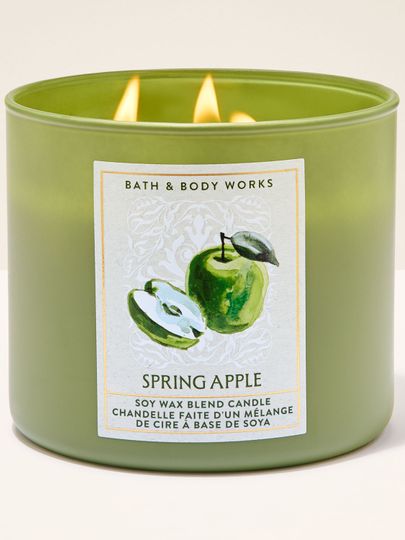 Bath & Body Works Spring Apple – lumânare parfumată din amestec de ceară de soia, în recipient verde cu măr.