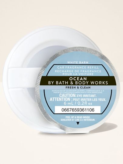 Rezervă de parfum auto White Barn cu aromă Ocean. Ambalaj alb cu etichetă albastru-argintiu. Bath & Body Works.