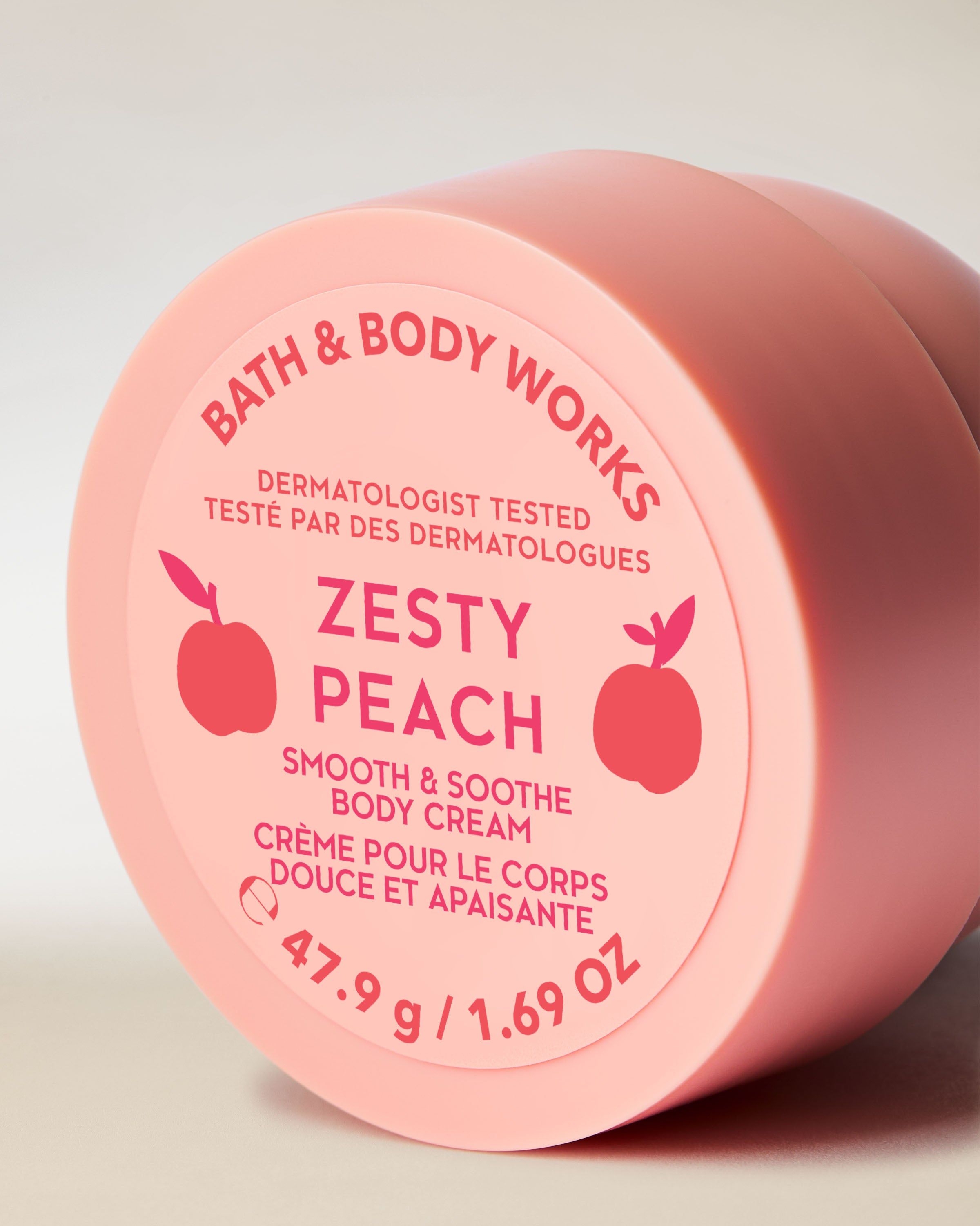 Cremă de corp Zesty Peach în ambalaj roz