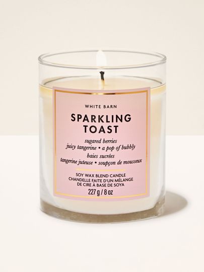 Lumânare Sparkling Toast Bath & Body Works în borcan din sticlă cu etichetă roz