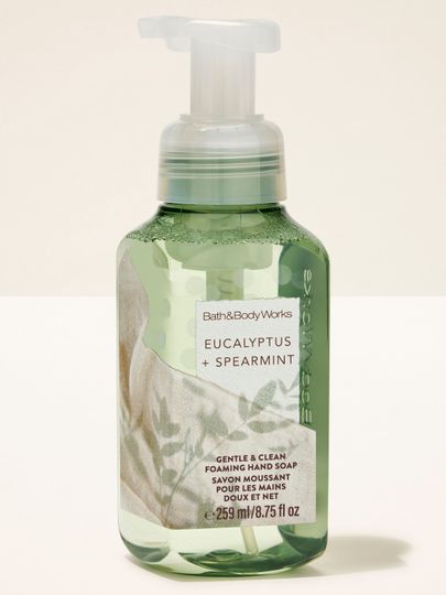 Săpun spumant pentru mâini Eucalyptus + Spearmint de la Bath & Body Works, flacon verde cu pompiță și etichetă botanică.