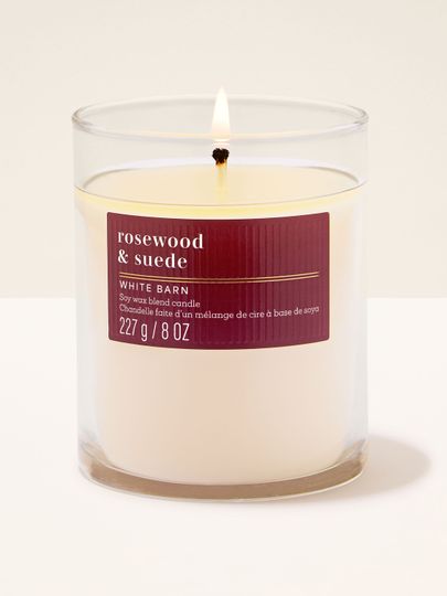 Lumânare White Barn cu ceară crem și etichetă bordo texturată într-un design curat și elegant.