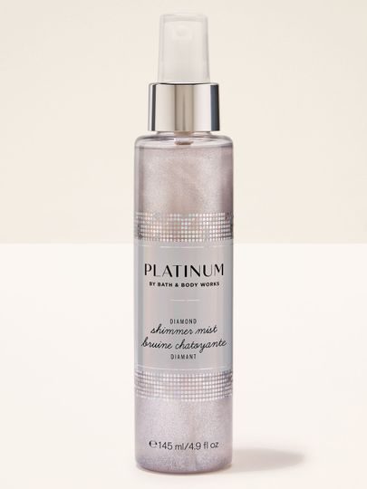 Spray strălucitor Bath & Body Works Platinum Diamond Shimmer Mist în sticlă argintie, 145 ml.