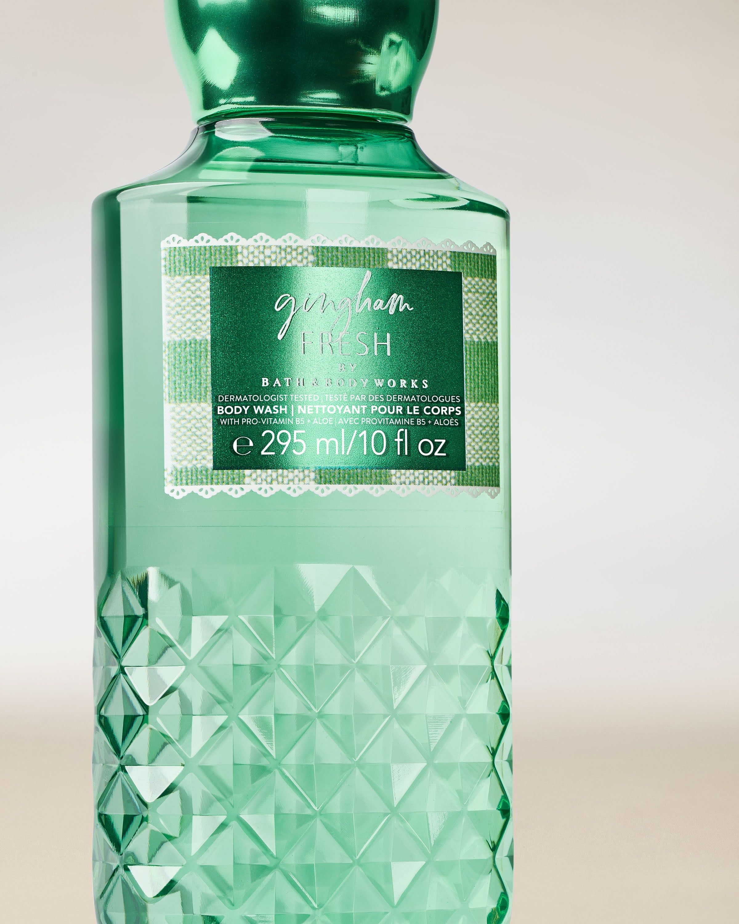 Gel de duș Bath & Body Works Gingham Fresh 295 ml, în flacon verde cu model gingham.