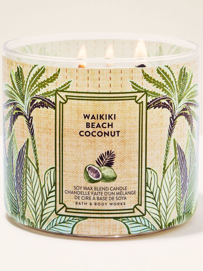 Lumânarea Waikiki Beach Coconut cu trei fitiluri și etichetă tropicală cu palmieri și cocos – vibe estival.