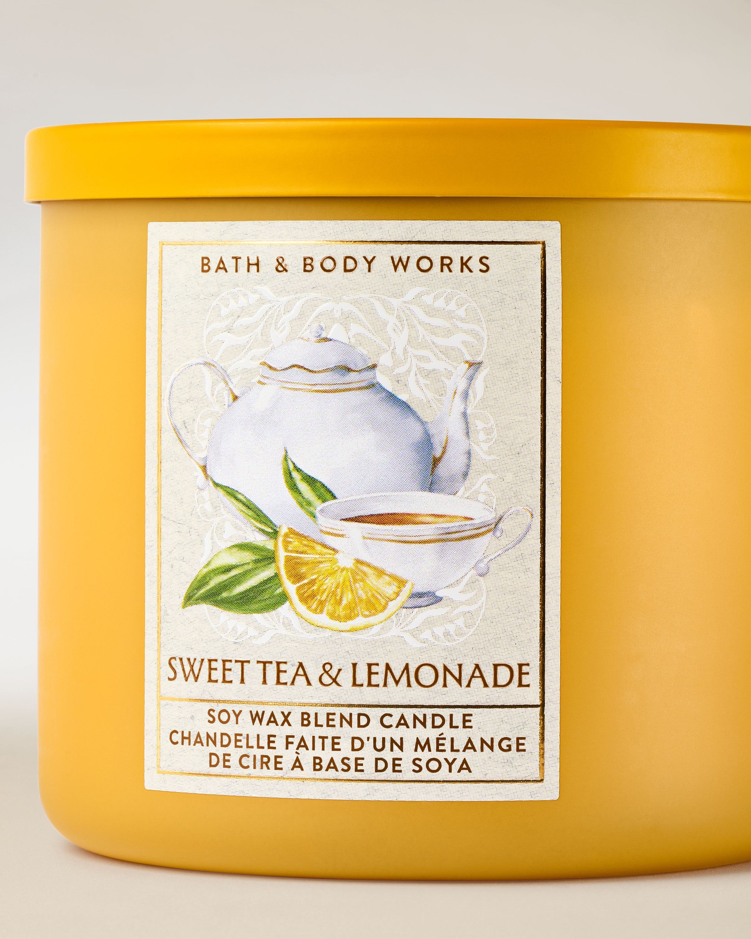 Lumânare parfumată cu 3 fitiluri Bath & Body Works Sweet Tea & Lemonade, în recipient mat galben.