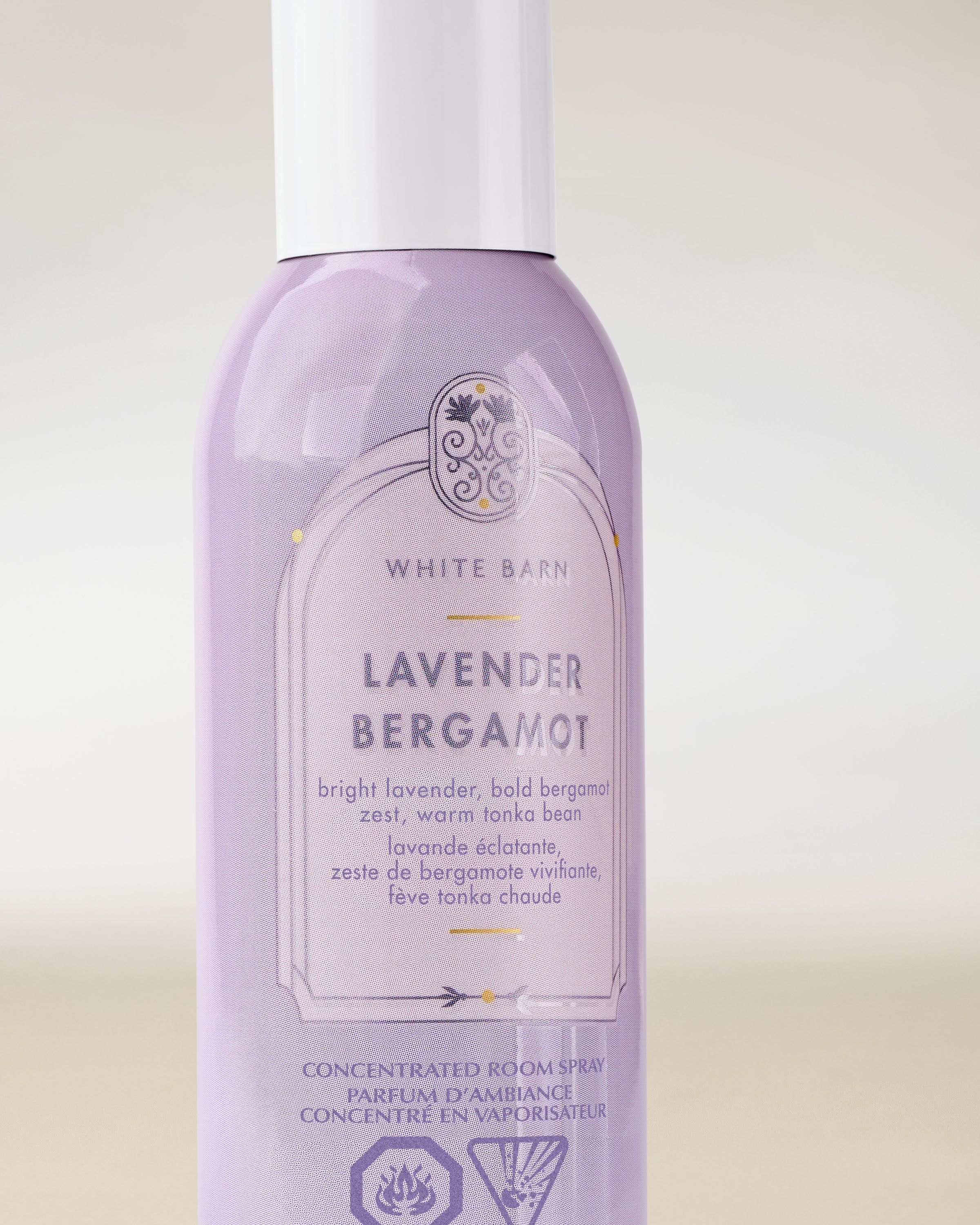 White Barn Lavender Bergamot – spray de cameră lila cu note de lavandă, bergamotă și tonka caldă.