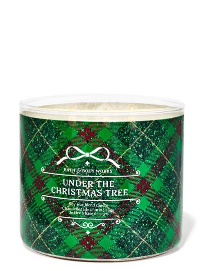 Svíčka „Under the Christmas Tree“ v nádobě se zeleným, třpytivým skotským vzorem, Bath & Body Works.