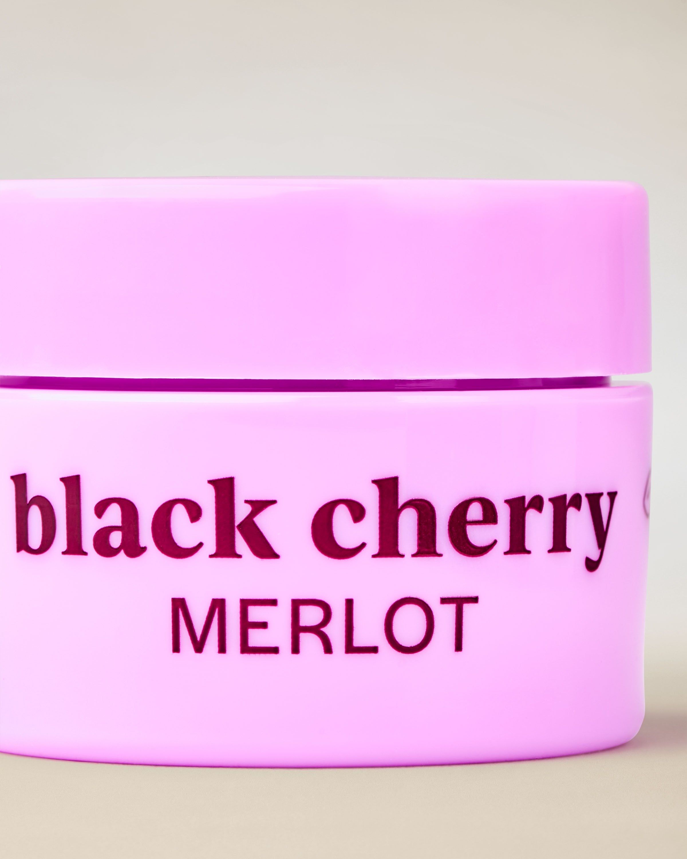 Black Cherry Merlot în borcan roz, cu nuanță intensă de vișină, perfect pentru îngrijirea buzelor.