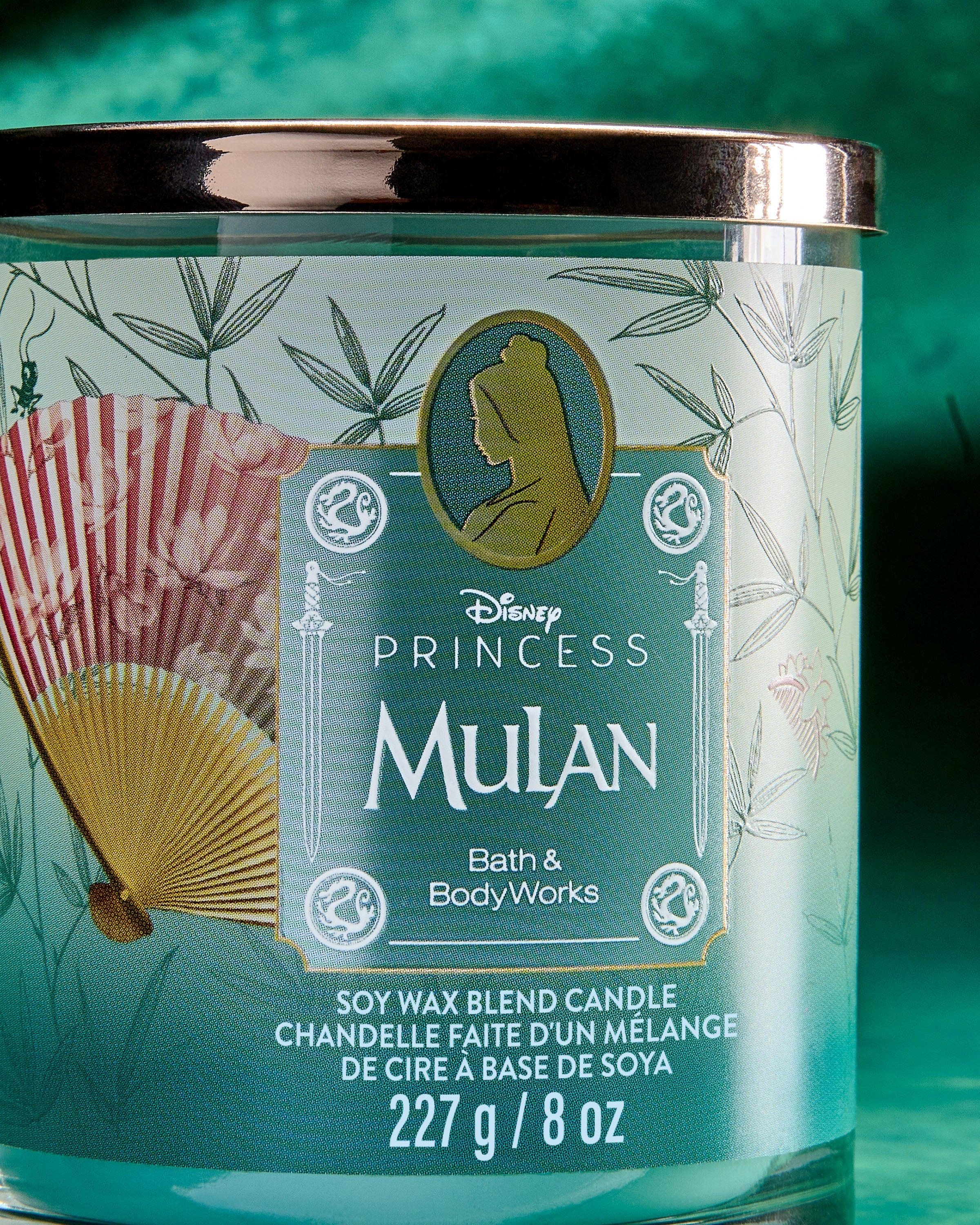 Lumânarea Mulan din colecția Disney Princess — design verde‑turcoaz cu bambus și accente orientale.