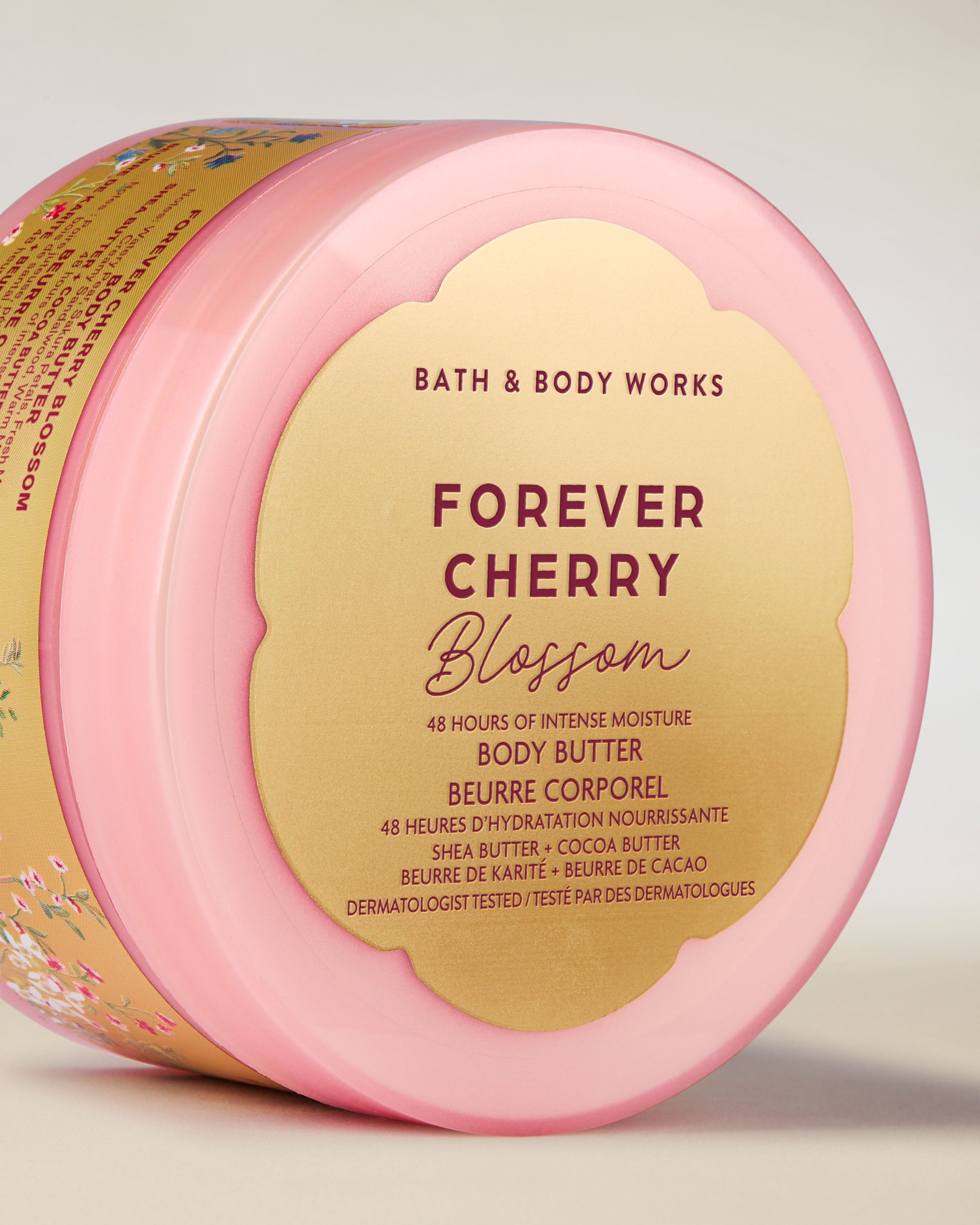 Unt de corp Bath & Body Works Forever Cherry Blossom 185 g, în recipient roz cu decor floral.