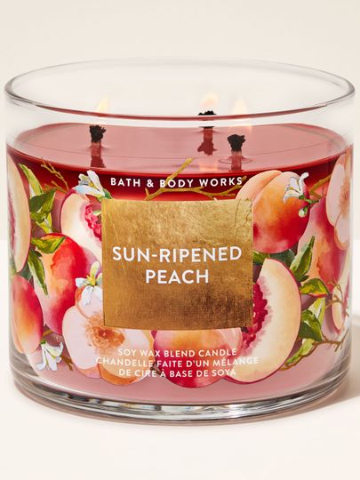 Bath & Body Works Sun‑Ripened Peach – lumânare cu ilustrații de piersici coapte în pahar elegant