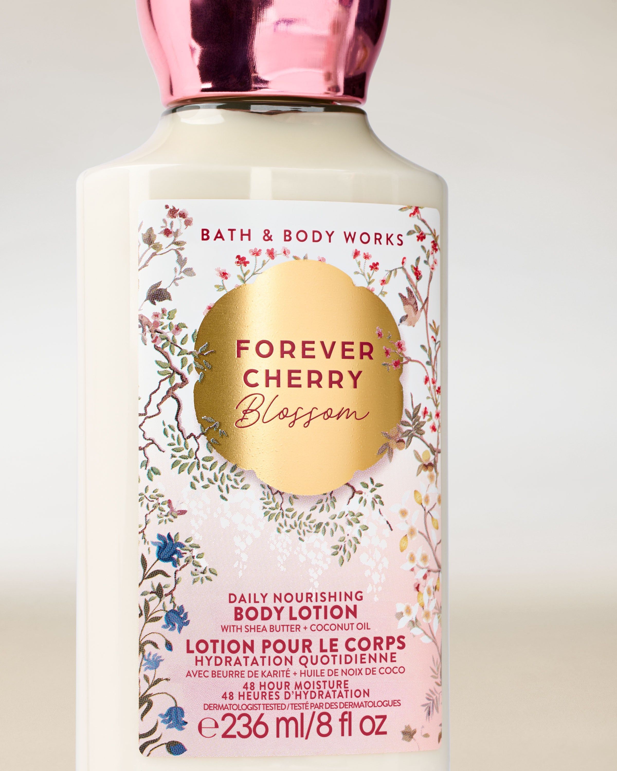 Loțiune de corp Bath & Body Works Forever Cherry Blossom 236 ml, în flacon deschis cu etichetă florală.