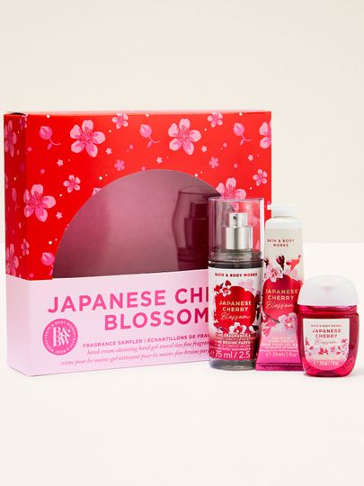 Setul Japanese Cherry Blossom de la Bath & Body Works în cutie roz – spray, cremă și gel antibacterian.