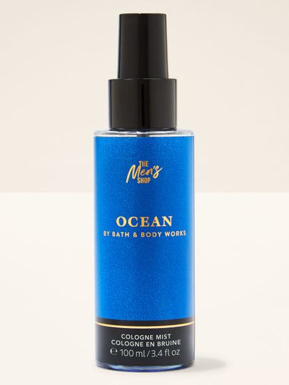 Spray de corp Bath&Body Works Ocean. Sticlă mică, albastră, cu atomizor negru și etichetă cu inscripții.