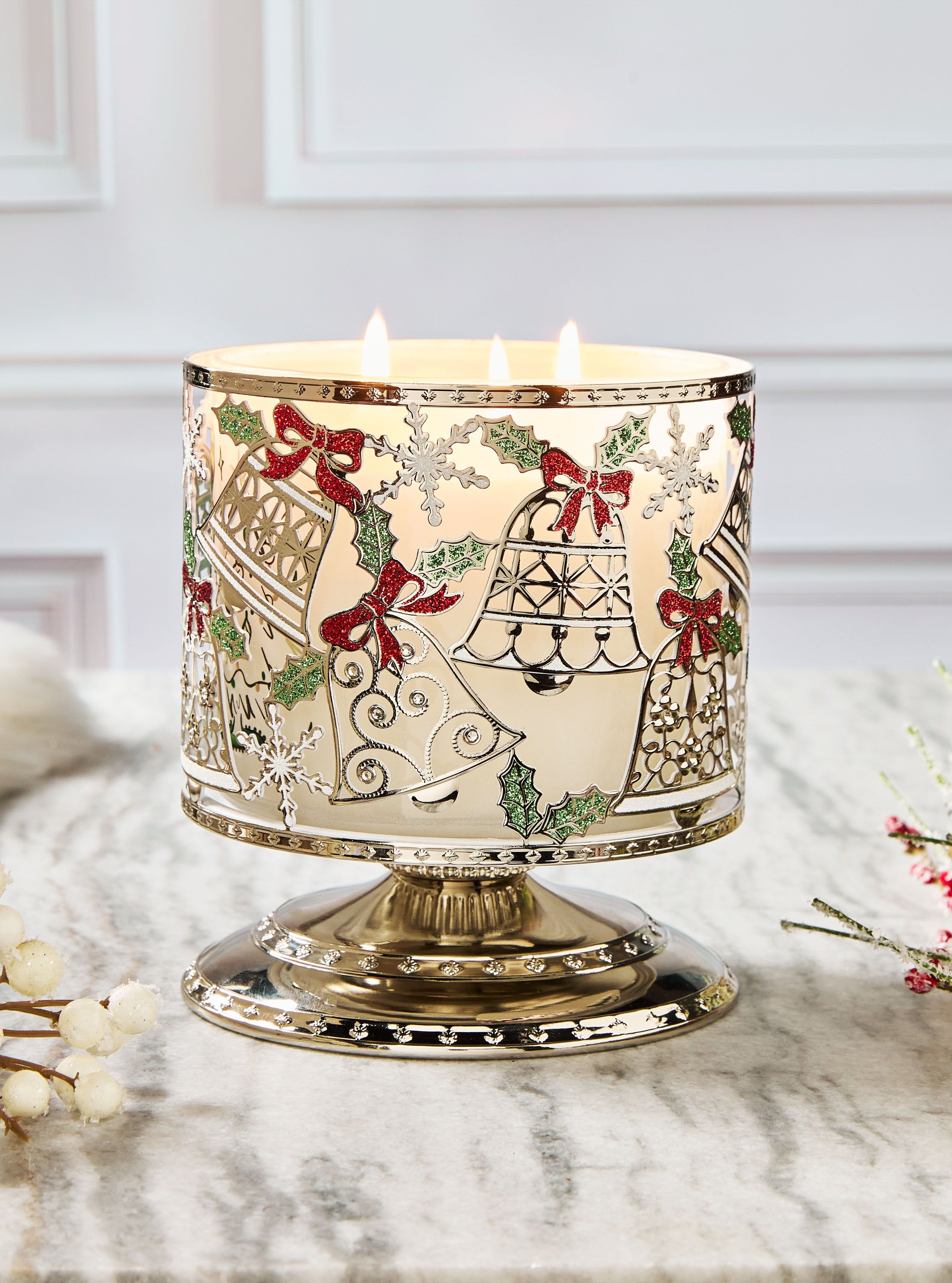 Suport decorativ Bath & Body Works pentru lumânare cu 3 fitiluri, cu clopoței și motiv festiv