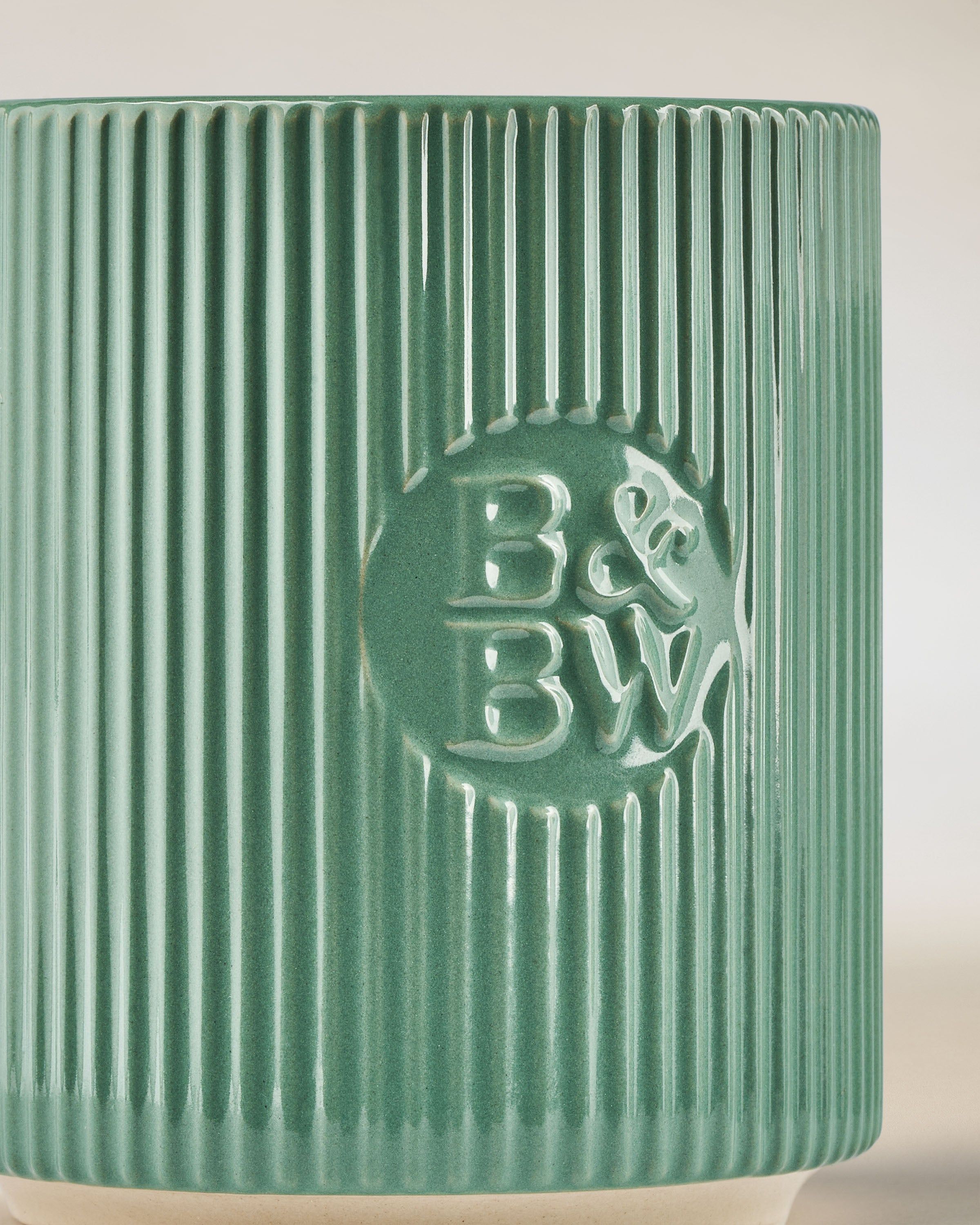 Lumânare Bath & Body Works în suport ceramic verde cu relief vertical.